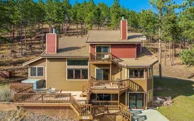 Peaceful Pines 5 BR Home with Jacuzzi - Sleeps 9