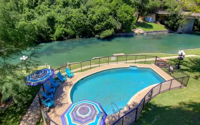 IC 102 Comal Float Inn