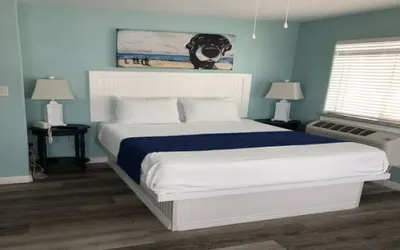 BeachGate Condo Suites and Oceanfront Resort  - Standard Queen Room