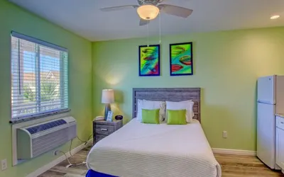 BeachGate Condo Suites and Oceanfront Resort - Queen Studio