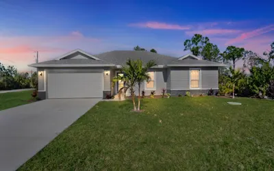 Serenity Haven: New Pool Home near Englewood Beach