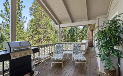 Tranquil Retreat - Home with Spacious Deck & Grill