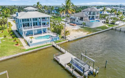 950 Sea Breeze Bay Waterfront: Pool, Spa, Dock Access