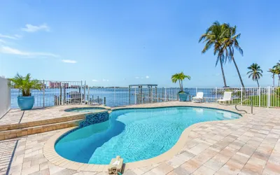 950 Sea Breeze Bay Waterfront: Pool, Spa, Dock Access