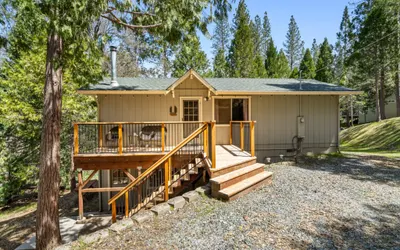 Buttercup Cabin- 2-Level Home with Spacious Yard