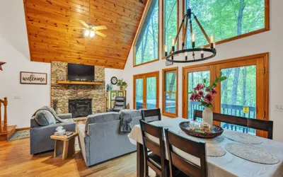 Lakefront Cabin Bordering Nat Park w/ Hot Tub!