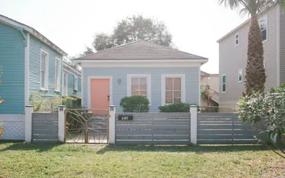 The Knotty Mermaid 2BR Home in Galveston