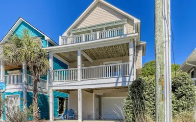 Beach Bliss: 4BR | Beach Access | Kayak | WI-FI