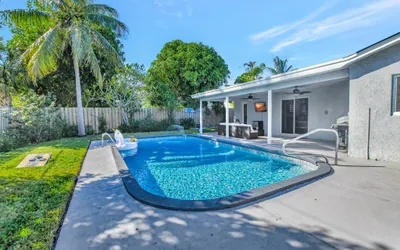 Boca Beauty - Stylish Home with Pool