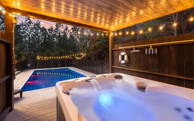New Cabin- Luxury Heated Pool, Hot Tub, Fire Pit