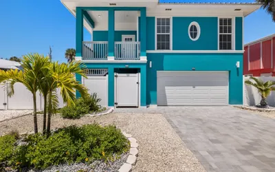 155 Inn-2-Blue: Poolside Fun & Beach Walks Await!
