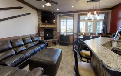 Radiant 8BR Rendezvous with Hot Tub