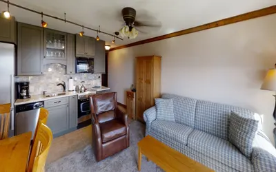 Cozy 2BR Retreat in Mountain Lodge