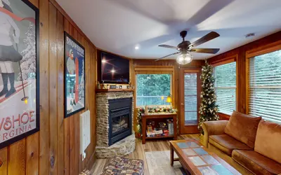 Escape the Mundane in this Cozy 2BR Treetop