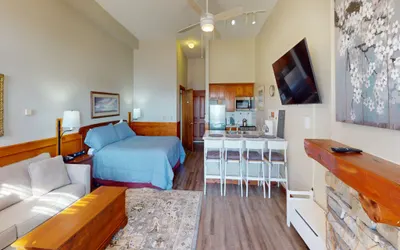 Warm & Cozy Rimfire Studio with Hot Tub Balcony