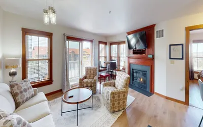 Quaint and airy 1BR in Allegheny overlooks best of the village!