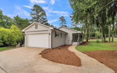 Secluded Retreat: Cozy & Spacious w/ Water Access