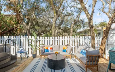 Coastal Cottage with Hot Tub in Private Backyard