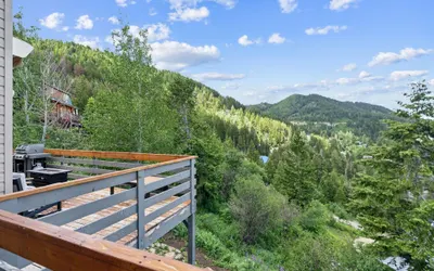 Tranquil Mountain Retreat | Scenic Views & Hot Tub