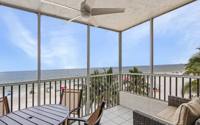 Beach Villas 306: Views, Pool, Near Sanibel & Times Sq