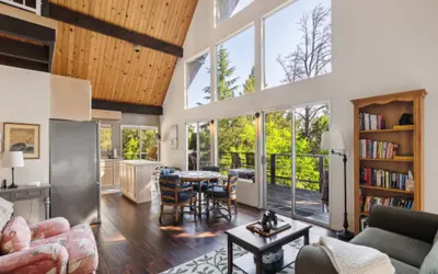Warm and Cozy Mountain and Lake View Haven
