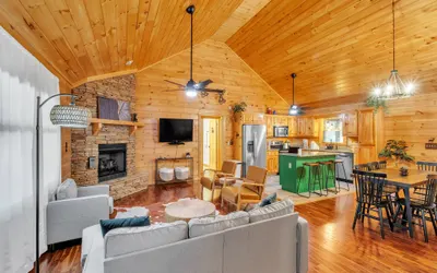 Cozy Cabin in Ellijay w/ Hot Tub, Game Room & More