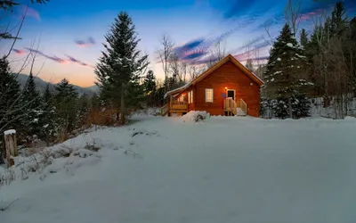 Modern Log Cabin with Skiing & Work-Friendly Setup