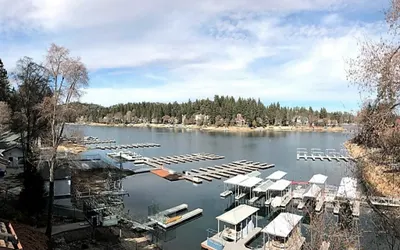 Tranquil Lakefront Condo