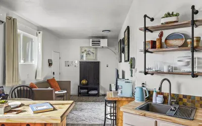 Quaint Monument Retreat