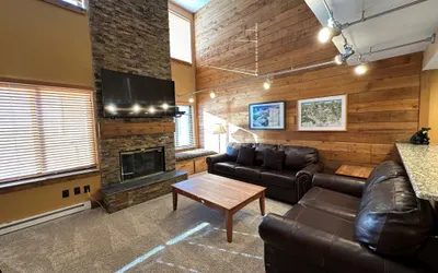 Lakeside, spacious, modern 2BR - sleeps up to 8