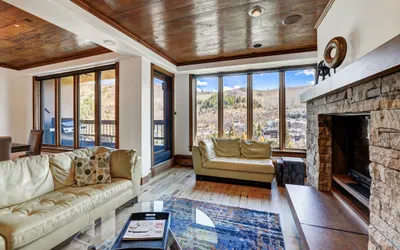 Stunning Views - Renovated Condo in Pines Lodge