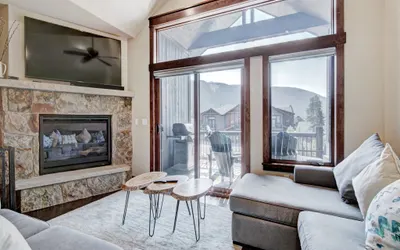 Luxury Home - Sleeps 10 - Fireplace & Mountain View