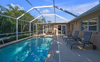 Comfy Home with Heated Pool Near Siesta Key Beach