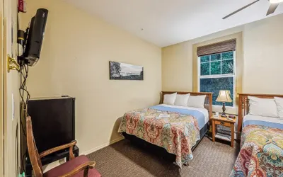 Hotel Cathlamet Room 202- Queen & Full w/Garden View