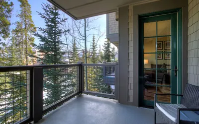 Cozy Ski Chalet with Large Balcony