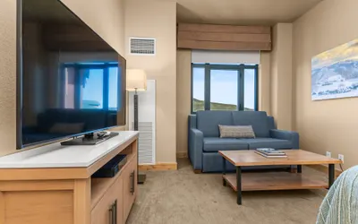 Bright Steamboat Grand Studio