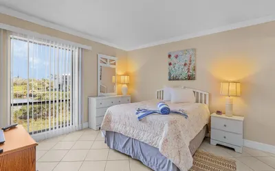 Weekly Discount! Bay Village 126: Beachfront 2BR Condo w/Balcony