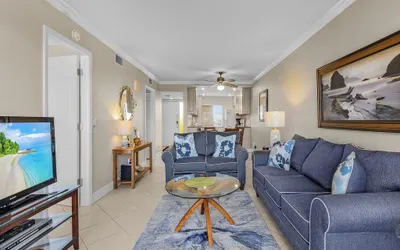Weekly Discount! Bay Village 126: Beachfront 2BR Condo w/Balcony