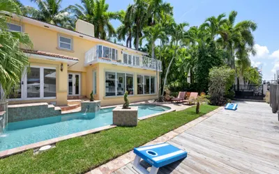 Prime Location Luxury Waterfront Villa near Las Olas Blvd, Heated Pool and Spa