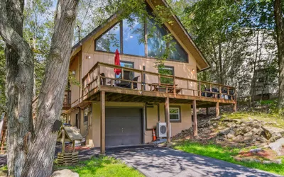 Poconos Chalet newly renovated, great location