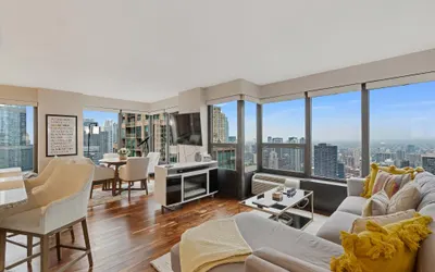 2bd River North Million Dollar Views! Parking Incl