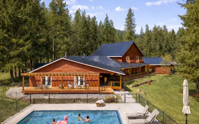 River Road Lodge | Grand Gatherings | 7 bedrooms | Seasonal Pool | Hot Tub