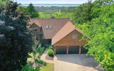 Spacious Retreat Overlooking Green Bay