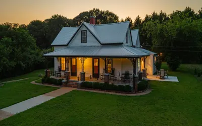 The Bulldog Farmhouse - 100+ year old home