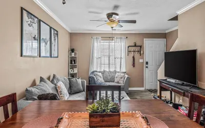 Woodstone Retreat right next to UGA golf course!