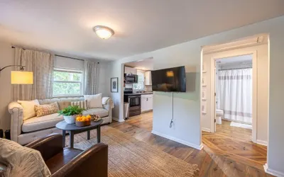 Downtown Bungalow < Less than 1.5 Miles to UGA!