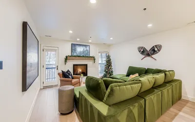 Woodside Avenue Retreat – 1375