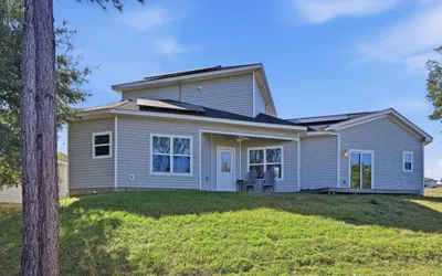 Modern Pine-Scented Retreat – 30 Mins to Beach