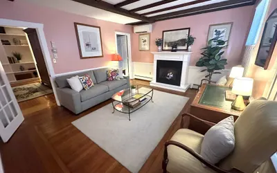 Exposed Beam One Bedroom Suite Downtown Newport #15