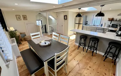 Downtown Newport Townhouse 2 BR/1.5 Bath/Parking